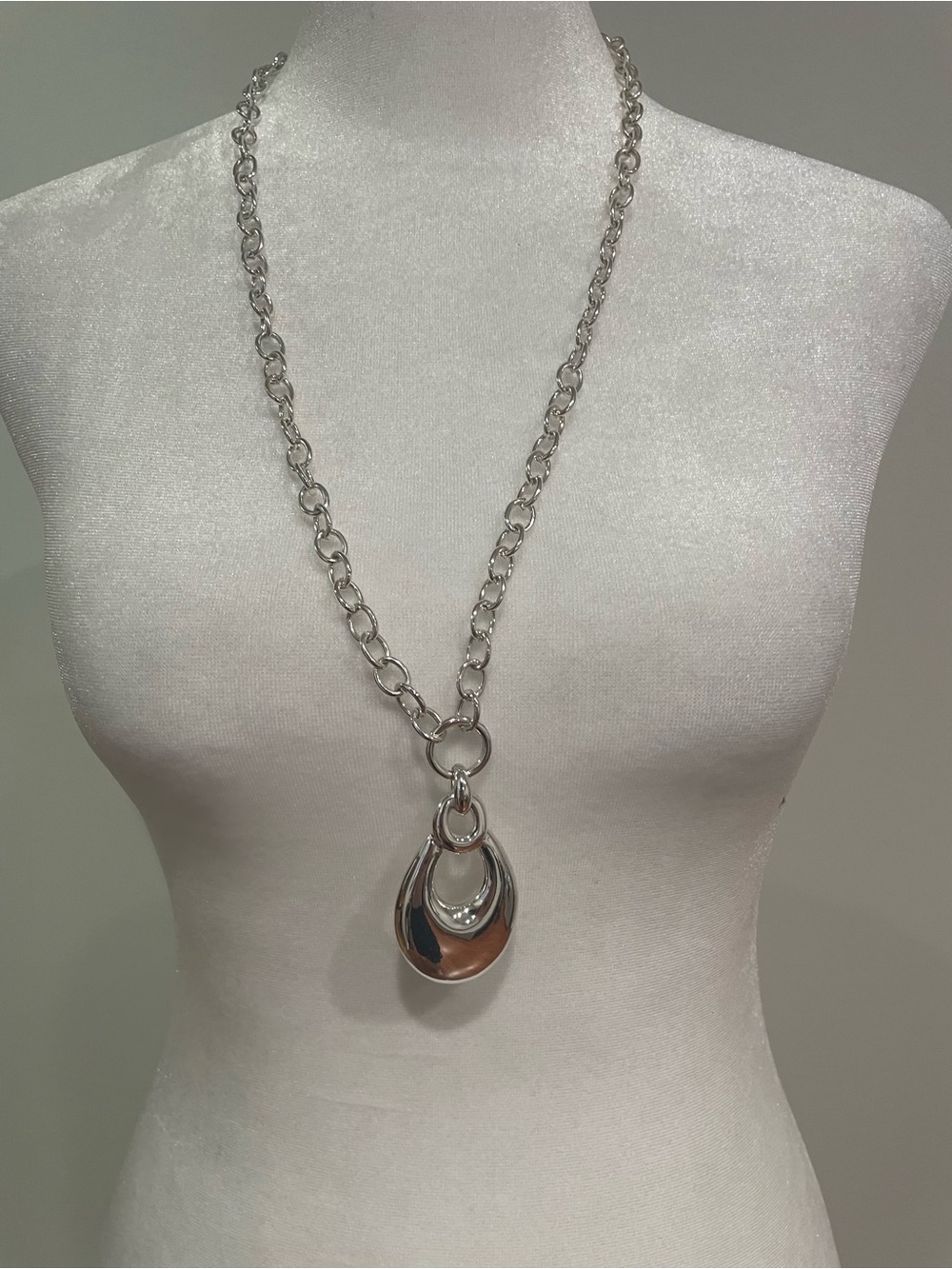 Bill Blass Vintage Silver Tone Tear Drop Pendant Retro Necklace